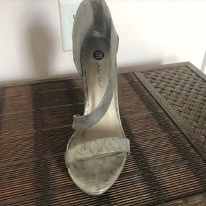 Metallic cross band heel